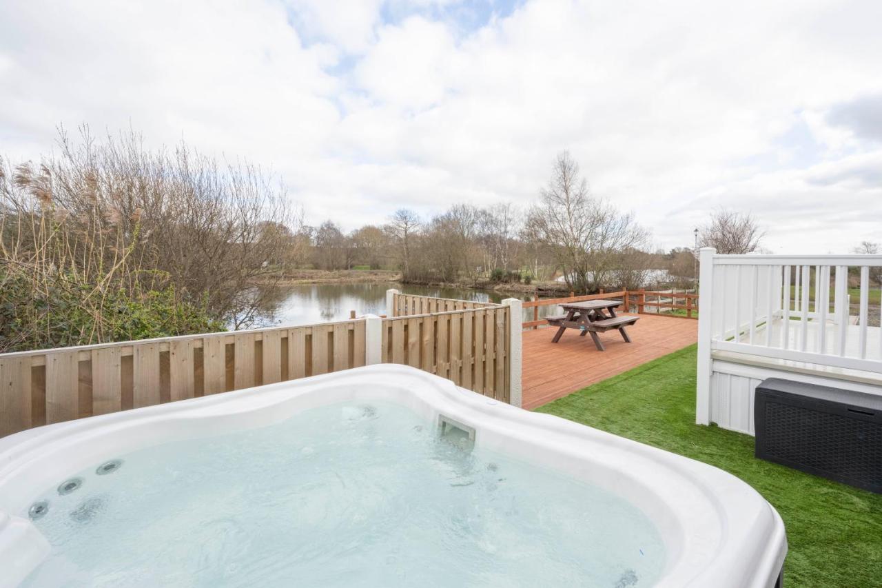 Hallcroft Fishery And Holiday Park Retford Exterior photo