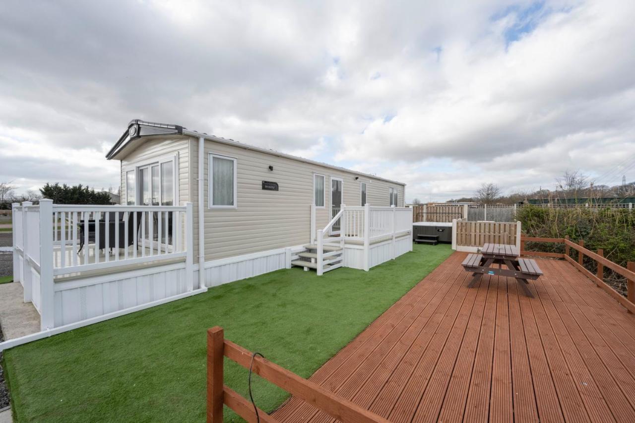 Hallcroft Fishery And Holiday Park Retford Exterior photo