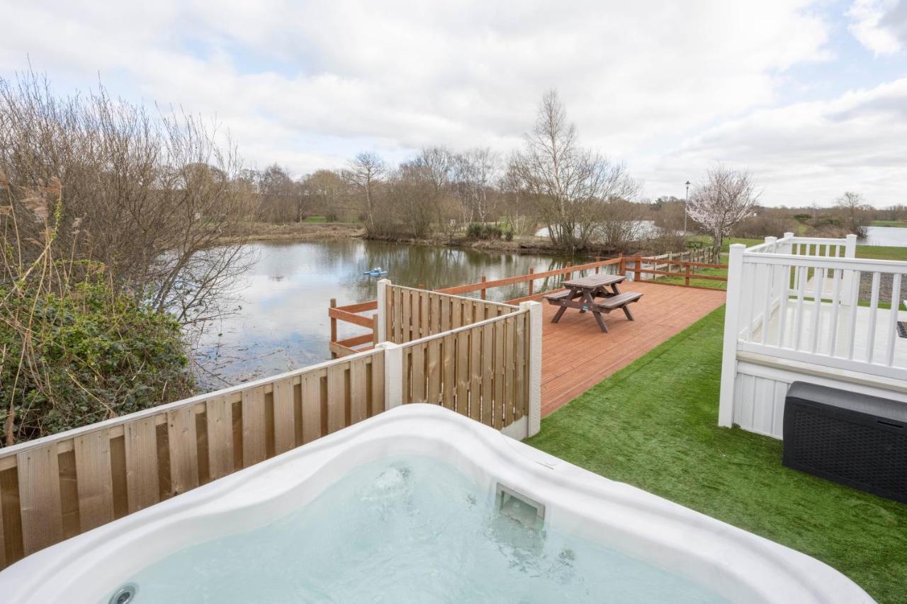 Hallcroft Fishery And Holiday Park Retford Exterior photo